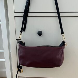 Innue Elegant Burgundy Leather Shoulder Bag
